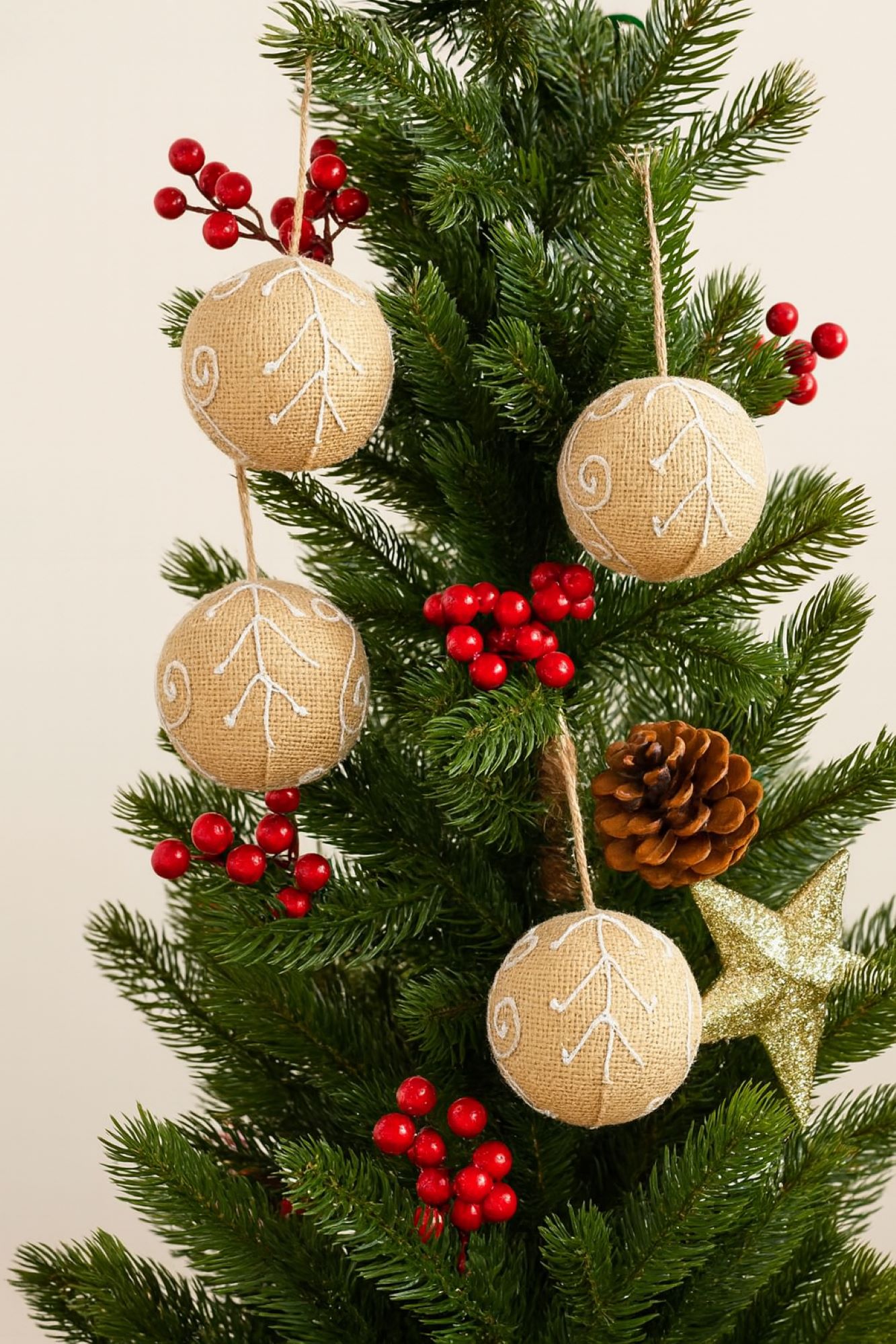 Elegani 10cm Burlap with Accents Christmas Ornament Set, 2-Pack photo 4