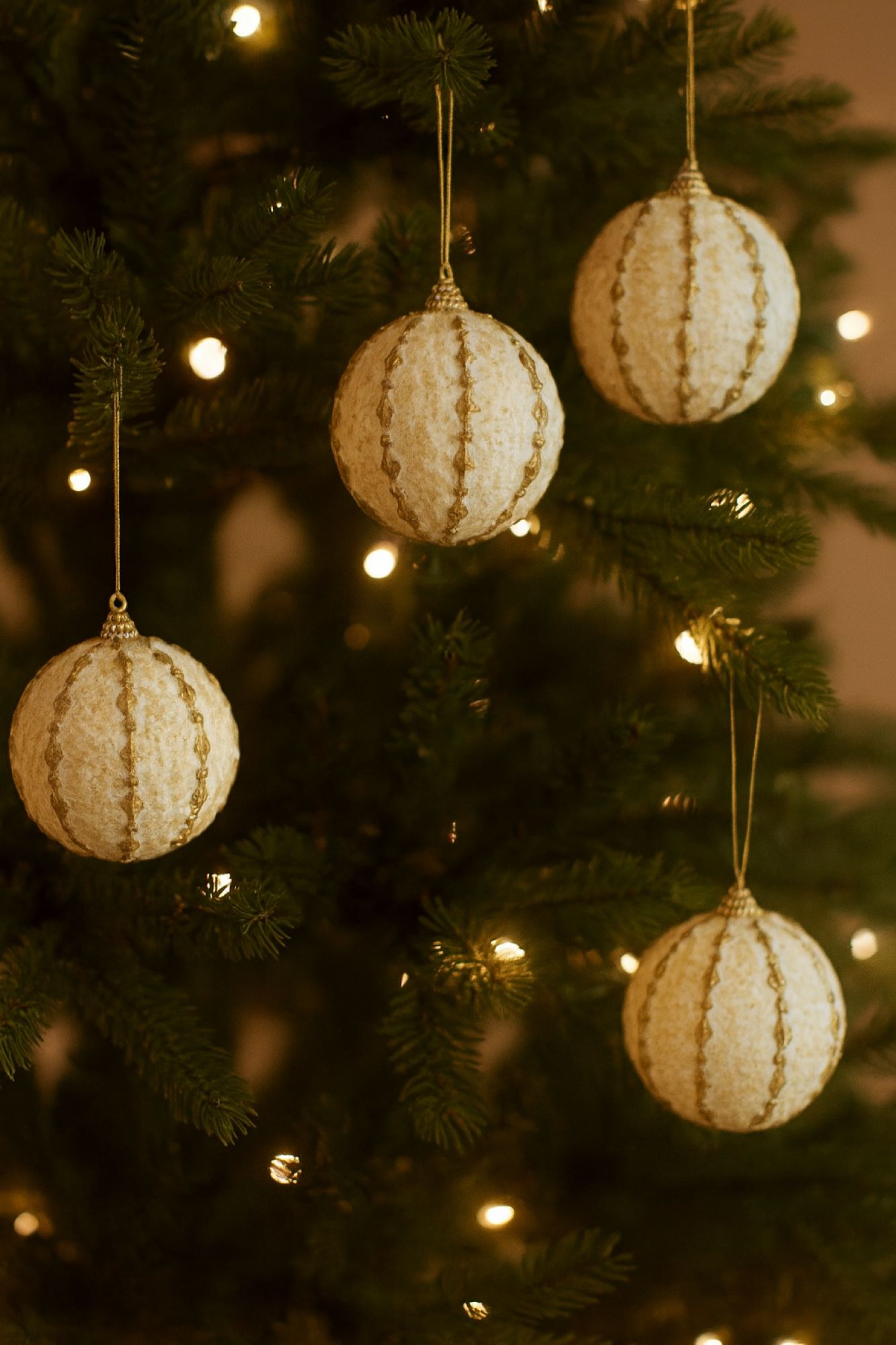 Elegani 10cm Ball with Stud Accents Christmas Ornament Set, 2-Pack photo 4